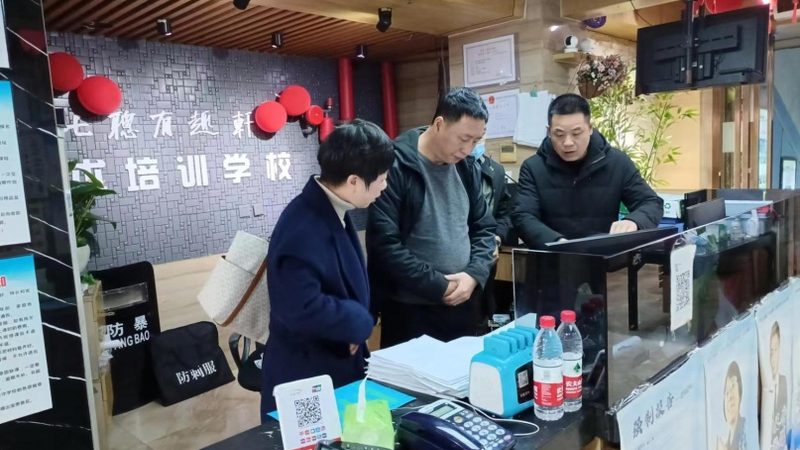 建造师培训网课的收费标准主要由以下几个方面构成：
